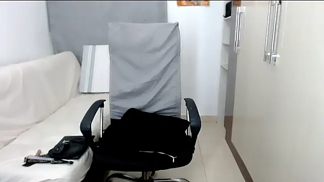 Snapshot of Laura-pervert chatting on January 23, 12:14 am Laura-pervert online show from January 23, 12:14 am
