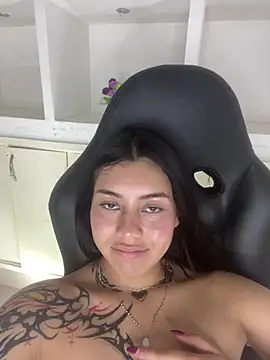 Snapshot of emily_22x chatting on February 21, 1:33 am emily 22x online show from February 21, 1:33 am