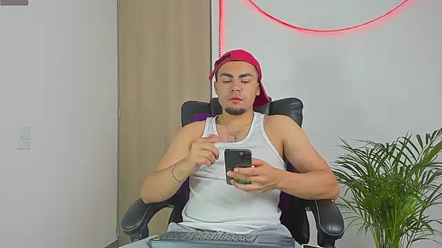 Snapshot of kalivan_voinesscu chatting on February 23, 6:55 am kalivan voinesscu online show from February 23, 6:55 am