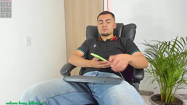 Snapshot of kalivan_voinesscu chatting on March 6, 5:59 am kalivan voinesscu online show from March 6, 5:59 am