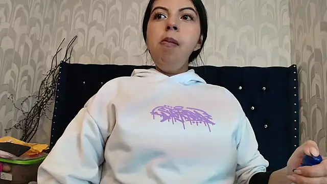 Snapshot of CarolineBrunx chatting on March 7, 2:19 am CarolineBrunx online show from March 7, 2:19 am