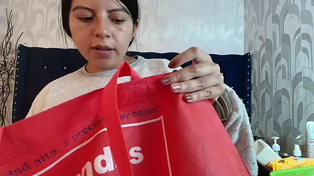 Snapshot of CarolineBrunx chatting on April 4, 8:39 pm CarolineBrunx online show from April 4, 8:39 pm