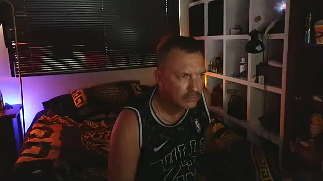 Snapshot of LukedavidDestroys chatting on March 9, 4:49 am LukedavidDestroys online show from March 9, 4:49 am