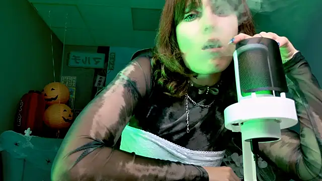 Snapshot of LolaAsmus chatting on October 31, 6:47 am LolaAsmus online show from October 31, 6:47 am