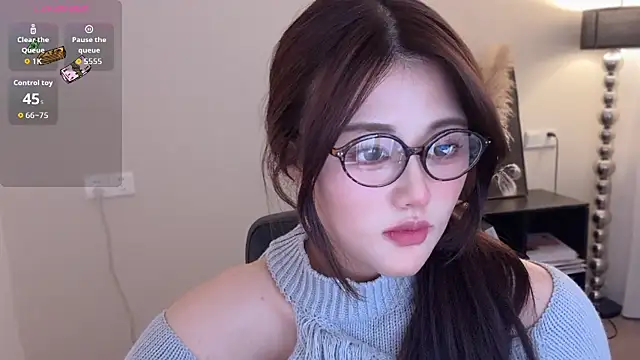 Strawberrybabyy1 online show from November 18, 11:48 pm