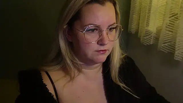 queenpeachi online show from December 9, 5:52 pm
