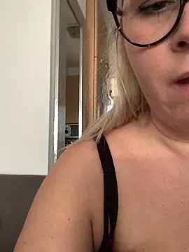 queenpeachi online show from January 28, 1:59 pm