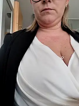 queenpeachi online show from January 29, 1:49 pm