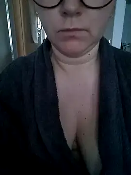 queenpeachi online show from February 16, 6:32 am