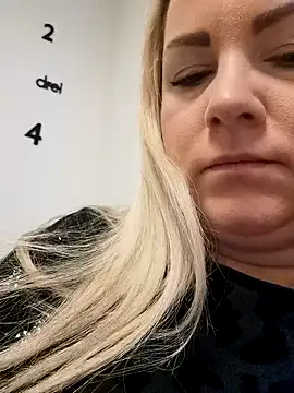 queenpeachi online show from February 17, 5:14 am