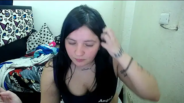 Snapshot of shopyymessyy chatting on May 23, 12:38 am shopyymessyy online show from May 23, 12:38 am