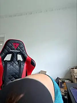 Snapshot of luuhcat09 chatting on March 17, 1:18 pm luuhcat09 online show from March 17, 1:18 pm