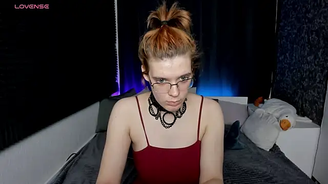 Snapshot of KIKI_Krash chatting on December 6, 1:33 pm KIKI Krash online show from December 6, 1:33 pm