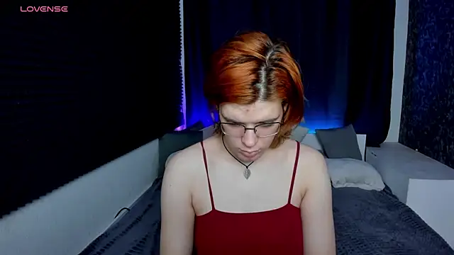 Snapshot of KIKI_Krash chatting on December 10, 10:06 am KIKI Krash online show from December 10, 10:06 am