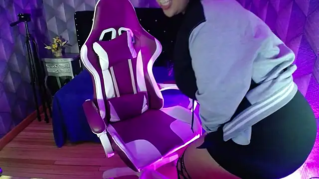 Sofiacowperx online show from February 20, 4:14 pm