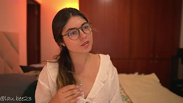 Lau Bee online show from July 18, 7:06 pm