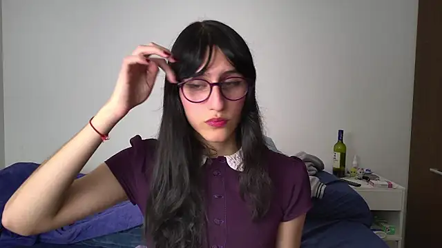 Snapshot of Alice_love29 chatting on February 19, 10:53 pm Alice love29 online show from February 19, 10:53 pm