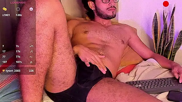 Nicholasrodrii online show from December 6, 1:29 am