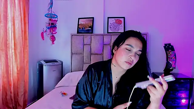 brianaGuzman online show from August 4, 6:10 pm