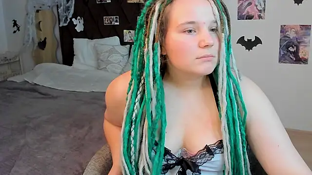 Snapshot of GloriaHylivi chatting on December 3, 6:28 pm GloriaHylivi online show from December 3, 6:28 pm