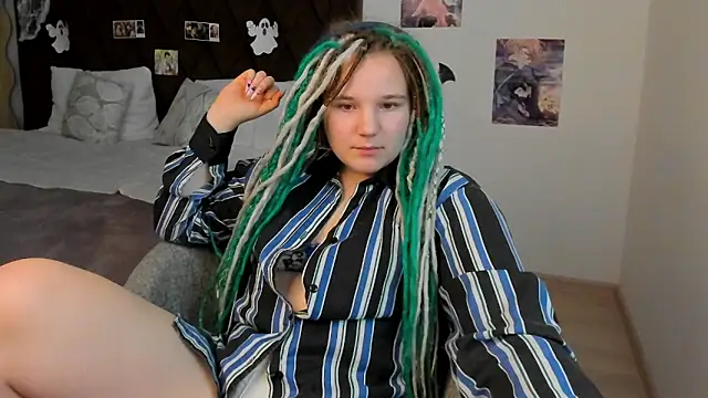 Snapshot of GloriaHylivi chatting on December 7, 6:37 pm GloriaHylivi online show from December 7, 6:37 pm