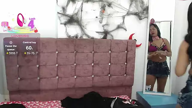 Snapshot of lily_jamesx chatting on October 26, 1:28 pm lily jamesx online show from October 26, 1:28 pm