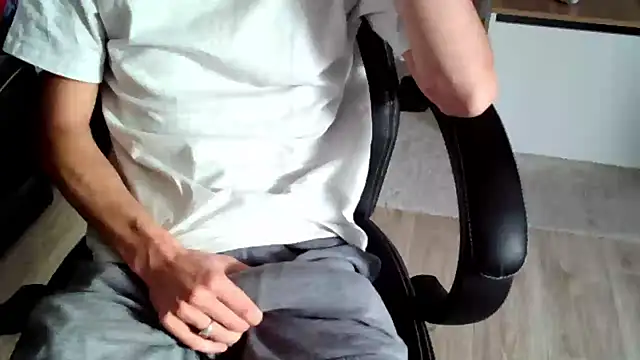 Snapshot of ElViko11 chatting on October 27, 1:48 pm ElViko11 online show from October 27, 1:48 pm