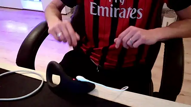 Snapshot of ElViko11 chatting on November 12, 8:41 pm ElViko11 online show from November 12, 8:41 pm