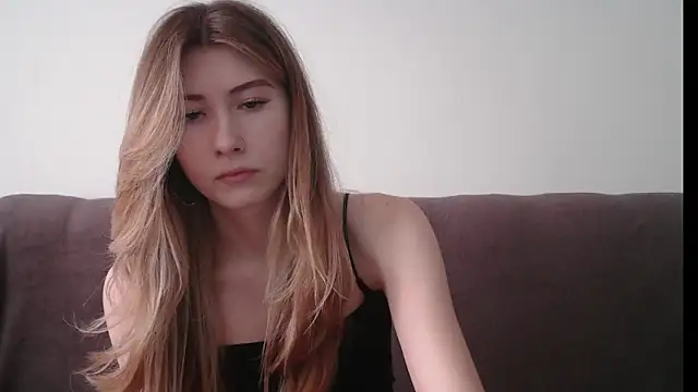 Snapshot of ErikaShyy chatting on February 13, 10:34 am ErikaShyy online show from February 13, 10:34 am