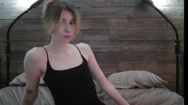 Snapshot of ErikaShyy chatting on February 19, 10:45 am ErikaShyy online show from February 19, 10:45 am