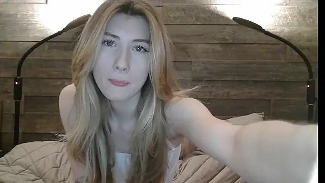 Snapshot of ErikaShyy chatting on March 4, 7:08 am ErikaShyy online show from March 4, 7:08 am
