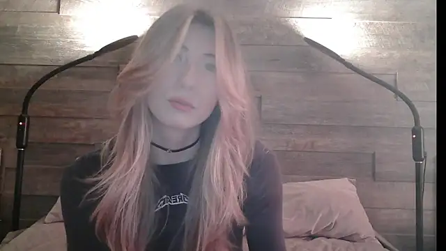 Snapshot of ErikaShyy chatting on March 10, 7:32 am ErikaShyy online show from March 10, 7:32 am