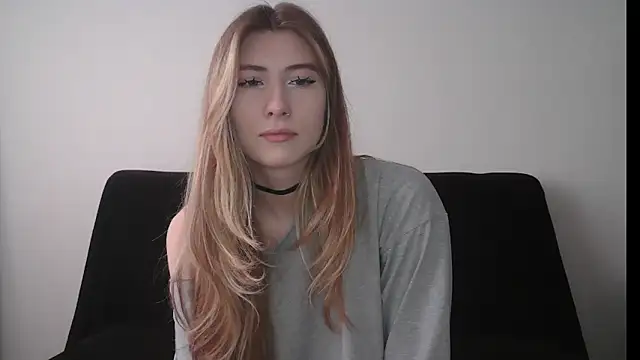 Snapshot of ErikaShyy chatting on October 14, 11:00 am ErikaShyy online show from October 14, 11:00 am