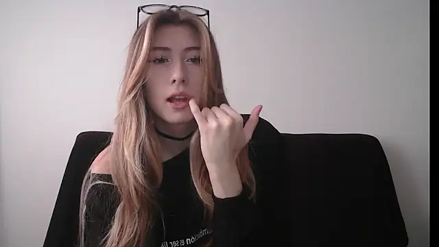 Snapshot of ErikaShyy chatting on October 17, 10:07 am ErikaShyy online show from October 17, 10:07 am