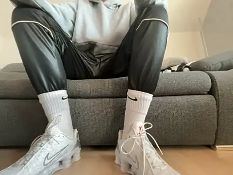 Snapshot of nikeaddicted2 chatting on November 23, 8:58 am nikeaddicted2 online show from November 23, 8:58 am