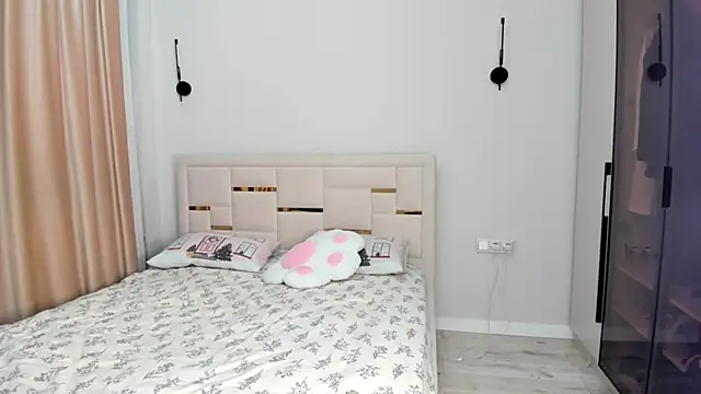 Lola Peach online show from December 15, 3:00 am