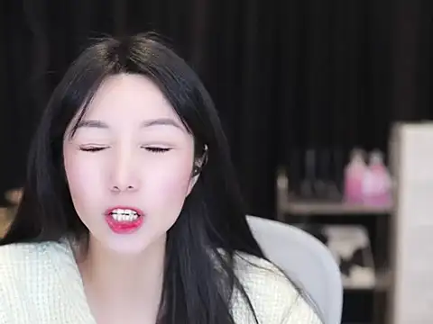 Snapshot of Nuyoah-77 chatting on November 3, 3:35 pm Nuyoah-77 online show from November 3, 3:35 pm