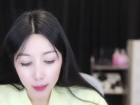 Snapshot of Nuyoah-77 chatting on November 14, 6:39 pm Nuyoah-77 online show from November 14, 6:39 pm