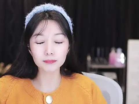 Snapshot of Nuyoah-77 chatting on December 1, 2:44 pm Nuyoah-77 online show from December 1, 2:44 pm