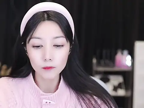 Snapshot of Nuyoah-77 chatting on December 4, 1:31 pm Nuyoah-77 online show from December 4, 1:31 pm