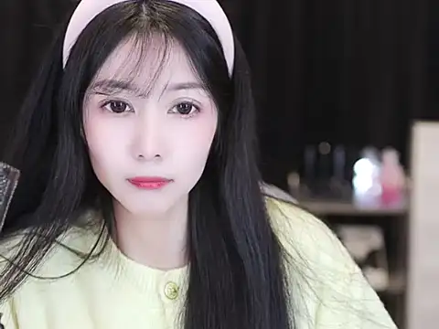 Snapshot of Nuyoah-77 chatting on December 15, 1:26 pm Nuyoah-77 online show from December 15, 1:26 pm