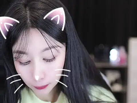 Snapshot of Nuyoah-77 chatting on December 16, 8:41 am Nuyoah-77 online show from December 16, 8:41 am