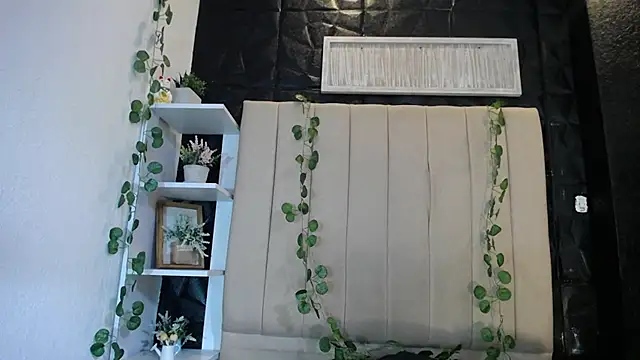Mia Rinn online show from February 7, 1:01 pm