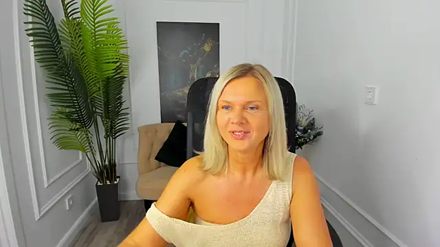 AgathaKlouin online show from October 2, 7:10 pm