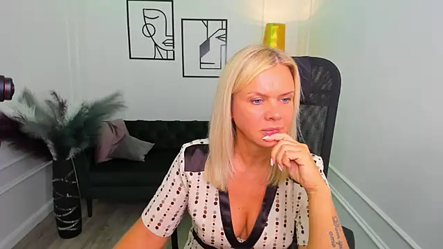 AgathaKlouin online show from January 18, 7:17 pm