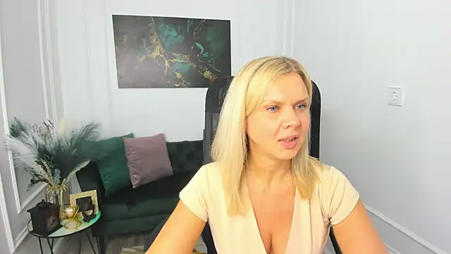 AgathaKlouin online show from March 3, 7:09 pm