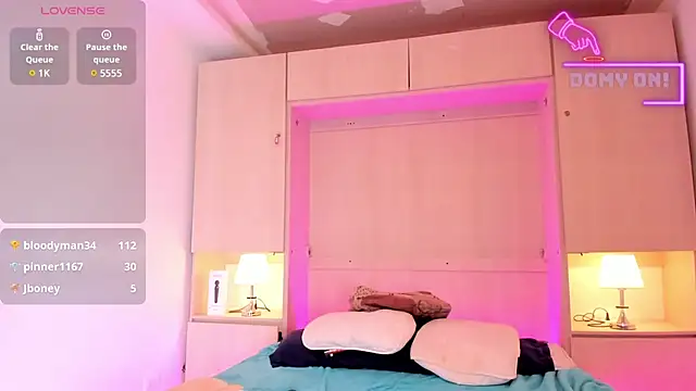 EmilyyStuart online show from February 14, 9:56 am