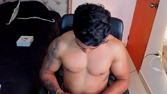 Snapshot of Andrew_wolf7 chatting on November 7, 6:52 pm Andrew wolf7 online show from November 7, 6:52 pm