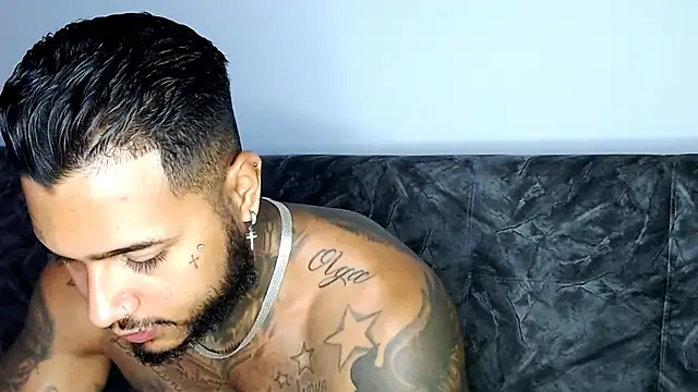 Snapshot of Exotic_tatto27121 chatting on December 12, 4:48 am Exotic tatto27121 online show from December 12, 4:48 am