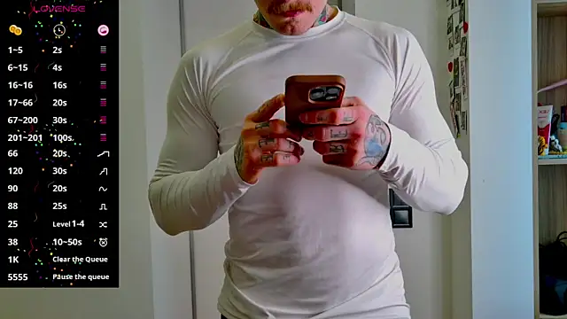 Snapshot of white_King9999 chatting on March 5, 12:56 pm white King9999 online show from March 5, 12:56 pm